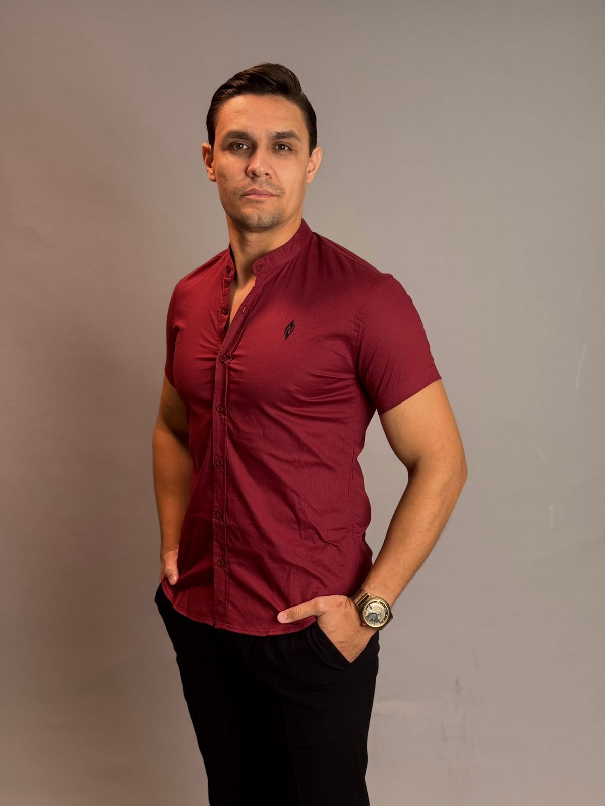 Camisa Social Masculina Gola Padre com Botão - Bordô