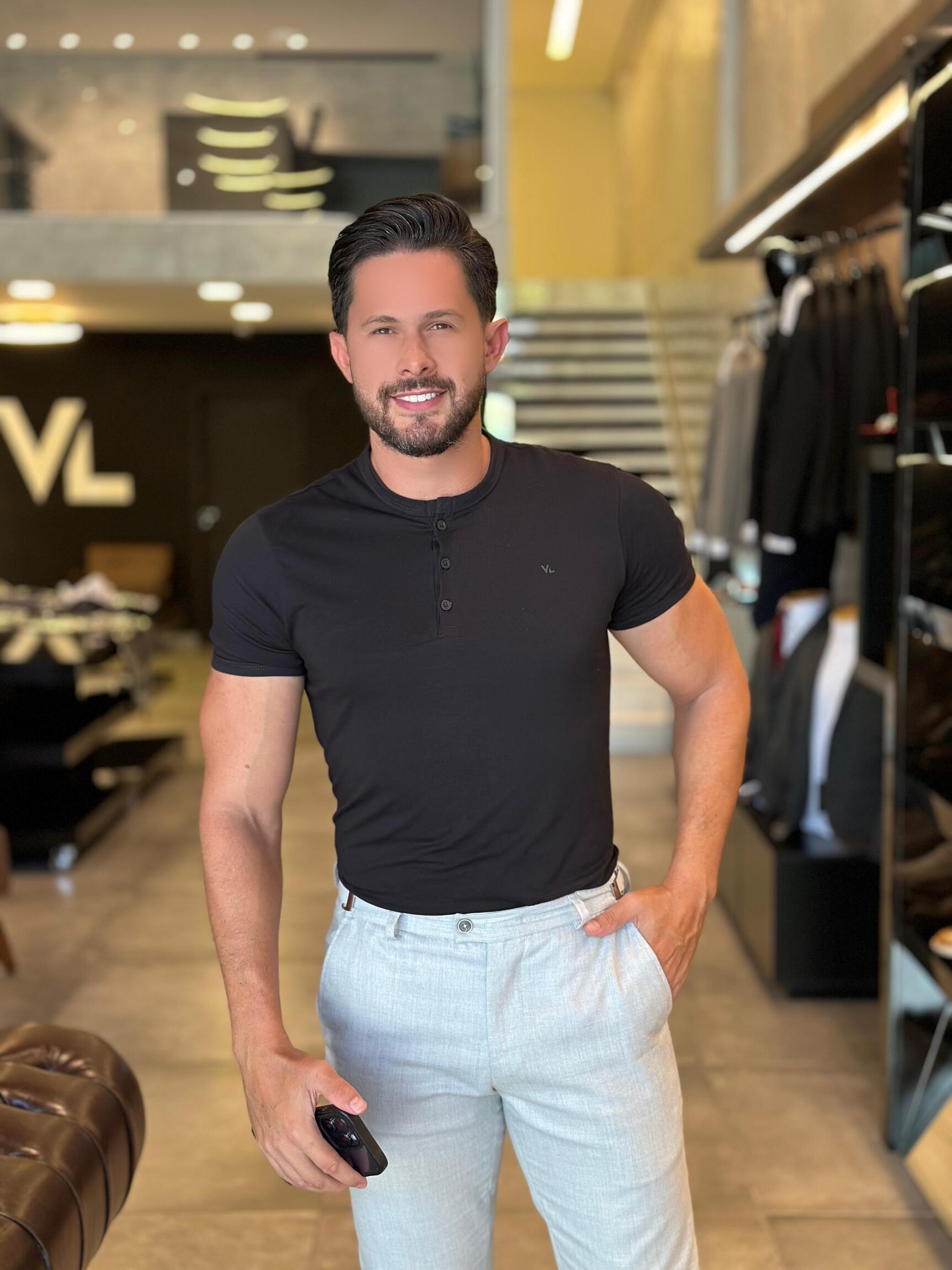 T-Shirt Masculina Gola Henley